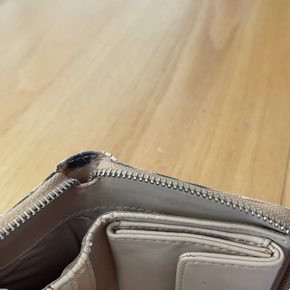 Guess Wallet - Picture 5 of 5